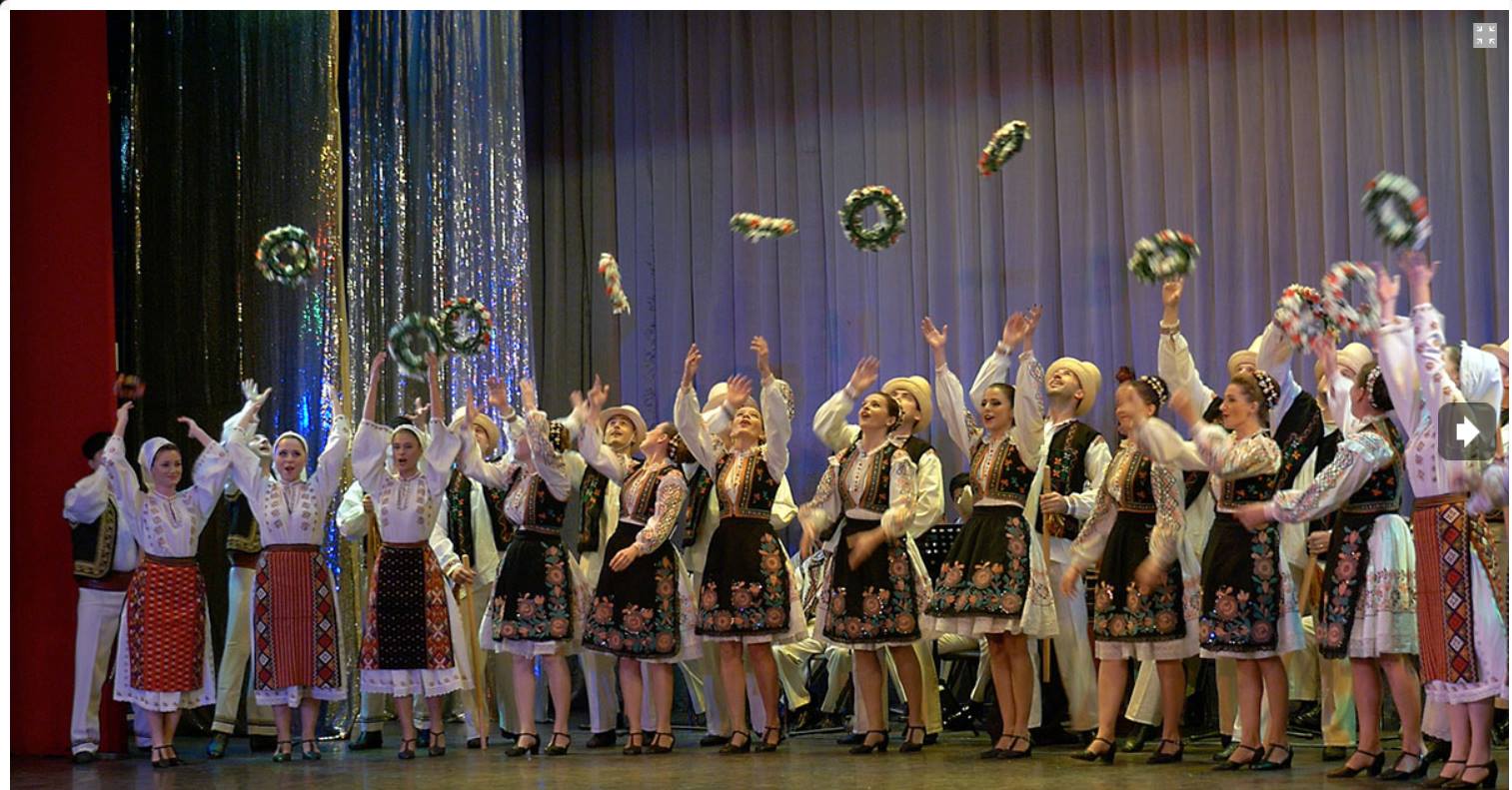 Ansamblul Folcloric Tarabostes prezentând obiceiul tradițional românesc Cununa de grâu, pe scenă, în costume populare autentice