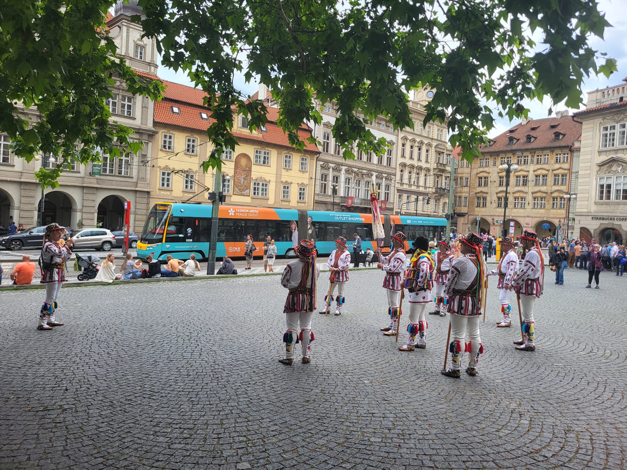 Atelier de dans popular românesc în aer liber, cu membri ai Ansamblului Folcloric Tarabostes, demonstrație de pași tradiționali pentru public