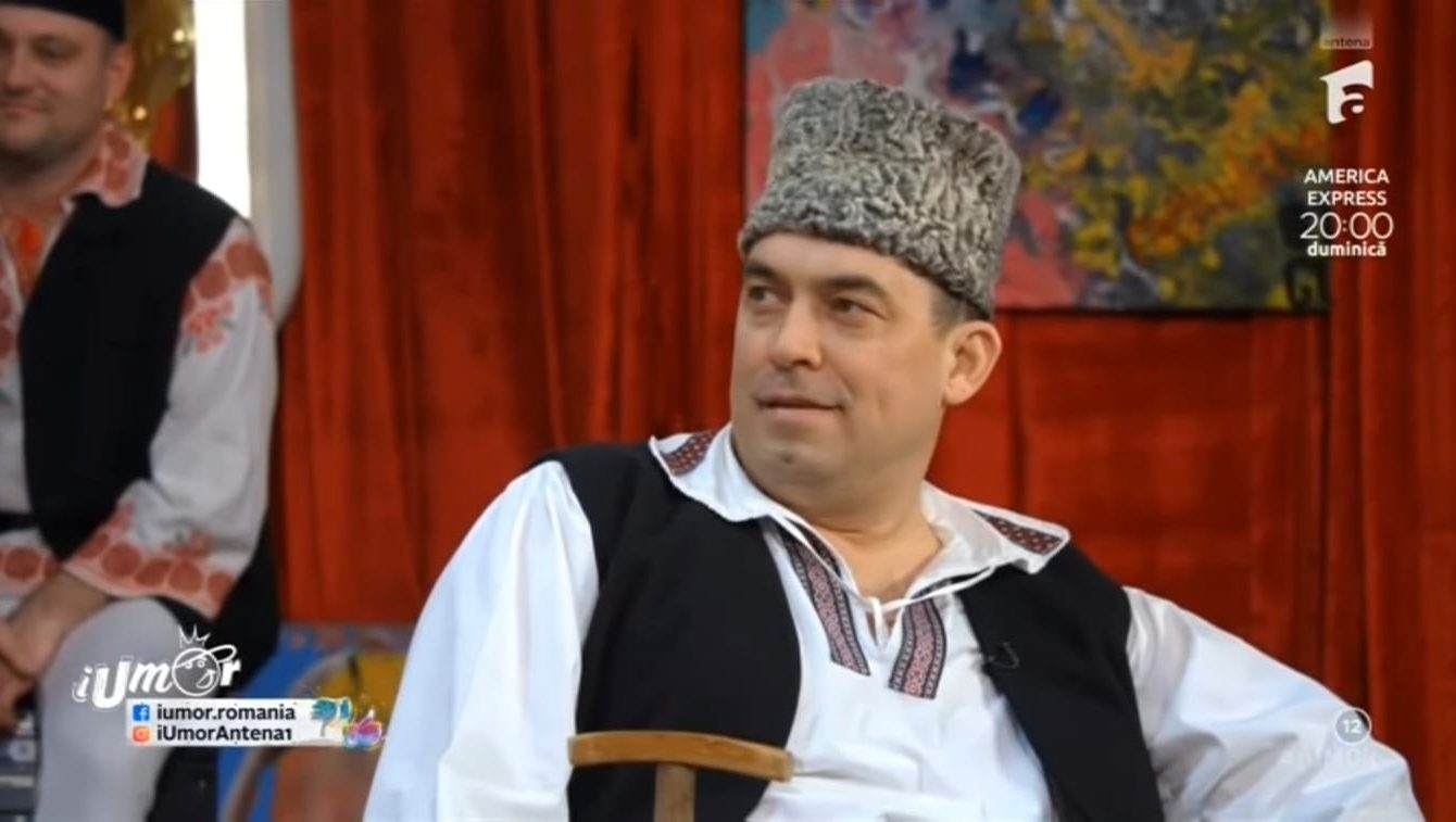 Membru al Ansamblului Folcloric Tarabostes în costum tradițional românesc, în timpul unei apariții TV într-o emisiune de divertisment