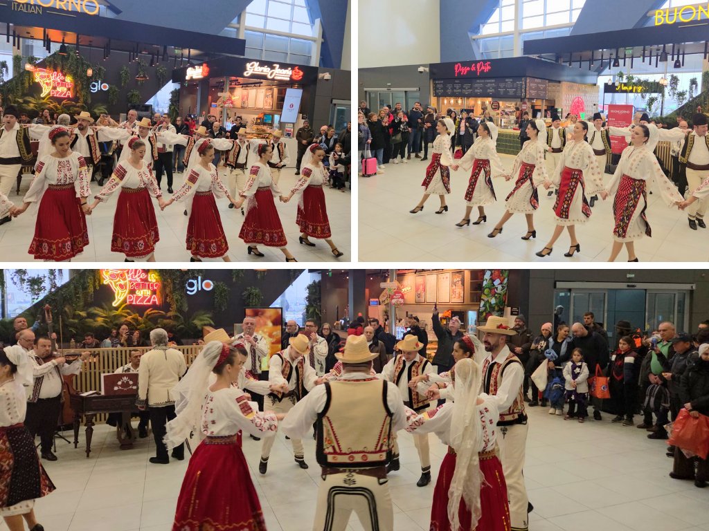 Dansatori ai Ansamblului Folcloric Tarabostes purtând costume tradiționale românești autentice, în timpul unui spectacol folcloric