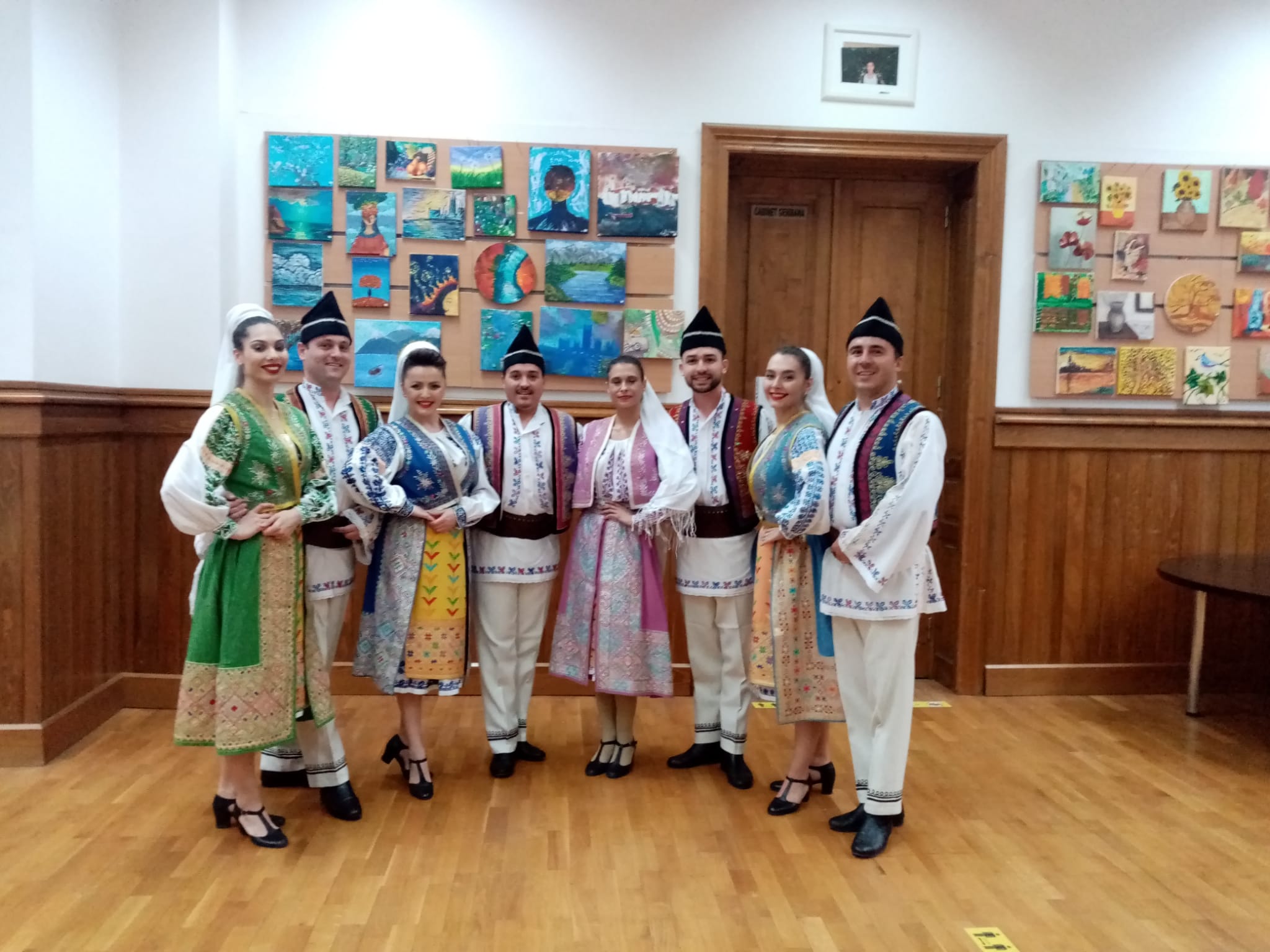 Membri ai Ansamblului Folcloric Tarabostes purtând costume tradiționale românești autentice, în cadrul unui eveniment cultural