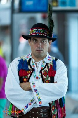 Dansator folcloric din grupul Tarabostes, îmbrăcat în costum tradițional românesc, purtând pălărie și vestă brodată