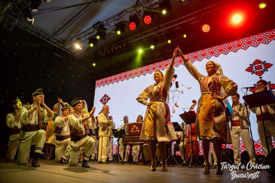 Dansatori ai Ansamblului Folcloric Tarabostes pe scenă, la festival folcloric cu muzică și joc românesc autentic