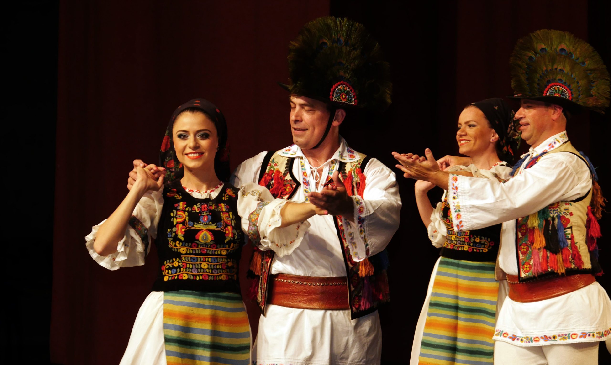 Dansuri populare românești cu invitații, susținute de grupul folcloric Tarabostes