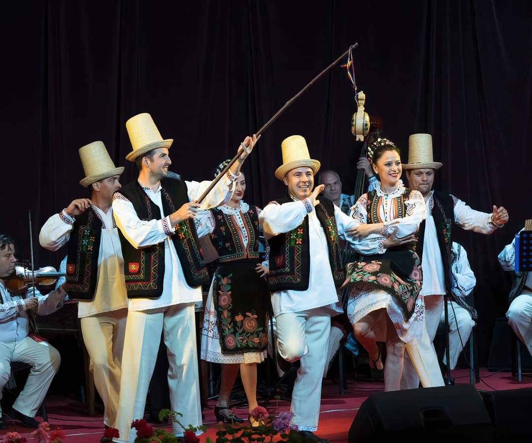 Spectacol folcloric scenic cu dansuri populare românești susținut de grupul Tarabostes