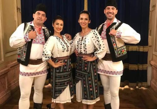 Alai folcloric cu dansatori în costume populare românești, horă și dansuri tradiționale alături de invitați