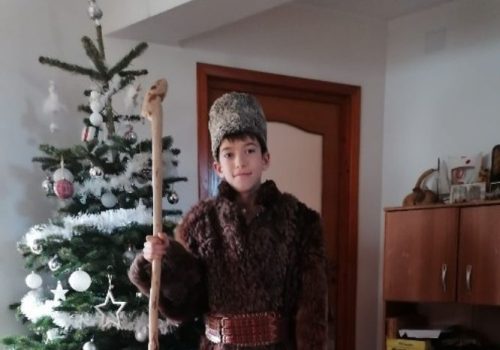 Atelier de dans popular românesc pentru copii și adulți, susținut de grupul folcloric Tarabostes