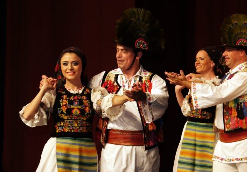 Dansuri populare românești cu invitații, susținute de grupul folcloric Tarabostes