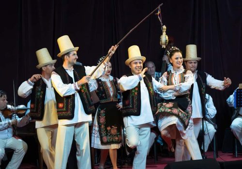 Spectacol folcloric scenic cu dansuri populare românești susținut de grupul Tarabostes